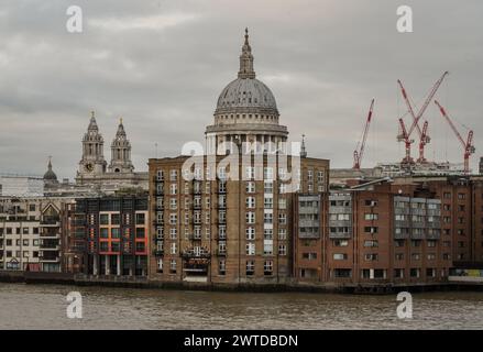 Londres, Royaume-Uni - 27 février 2024 - vue vers le célèbre Dôme de produits Cathédrale Pauls entourée d'autres bâtiments et construction le long de la tamise Banque D'Images