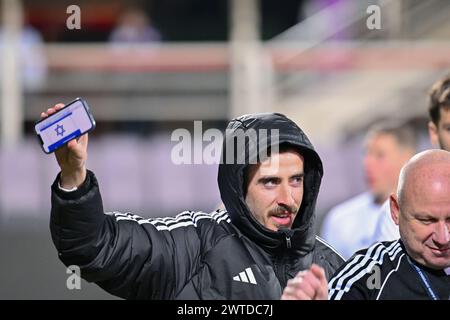 Florence, Italie. 14 mars 2024. Les joueurs du Maccabi Haifa discutent avec les supporters d'ACF Fiorentina à la fin du match lors de l'ACF Fiorentina vs Maccabi Haifa FC, match de football de l'UEFA Conference League à Florence, Italie, le 14 mars 2024 crédit : Agence photo indépendante/Alamy Live News Banque D'Images