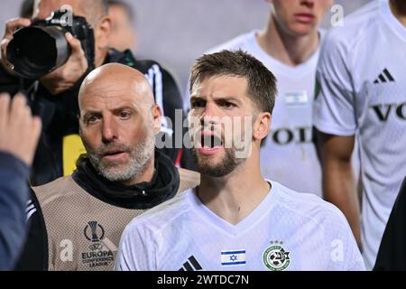 Florence, Italie. 14 mars 2024. Les joueurs du Maccabi Haifa discutent avec les supporters d'ACF Fiorentina à la fin du match lors de l'ACF Fiorentina vs Maccabi Haifa FC, match de football de l'UEFA Conference League à Florence, Italie, le 14 mars 2024 crédit : Agence photo indépendante/Alamy Live News Banque D'Images