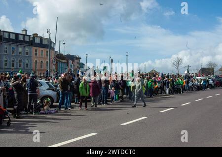 Dimanche 17 mars 2024 Bantry West Cork, Irlande ; Bantry a tenu sa réunion Défilé de la fête de Patrick aujourd’hui. Plus de 20 chars provenant d’écoles, de clubs et d’entreprises locales ont participé avec Florrie O’Driscoll en tant que Grand Marshall et dirigé par Ballingeary Pipe Band. Plus de 200 personnes se sont rendues pour regarder la parade qui a été MC'd par Gearoid O'Leary. Credit ED/Alamy Live News Banque D'Images