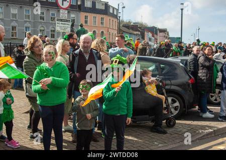 Dimanche 17 mars 2024 Bantry West Cork, Irlande ; Bantry a tenu sa réunion Défilé de la fête de Patrick aujourd’hui. Plus de 20 chars provenant d’écoles, de clubs et d’entreprises locales ont participé avec Florrie O’Driscoll en tant que Grand Marshall et dirigé par Ballingeary Pipe Band. Plus de 200 personnes se sont rendues pour regarder la parade qui a été MC'd par Gearoid O'Leary. Credit ED/Alamy Live News Banque D'Images