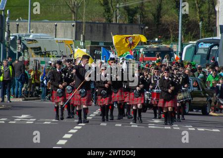 Dimanche 17 mars 2024 Bantry West Cork, Irlande ; Bantry a tenu sa réunion Défilé de la fête de Patrick aujourd’hui. Plus de 20 chars provenant d’écoles, de clubs et d’entreprises locales ont participé avec Florrie O’Driscoll en tant que Grand Marshall et dirigé par Ballingeary Pipe Band. Plus de 200 personnes se sont rendues pour regarder la parade qui a été MC'd par Gearoid O'Leary. Credit ED/Alamy Live News Banque D'Images