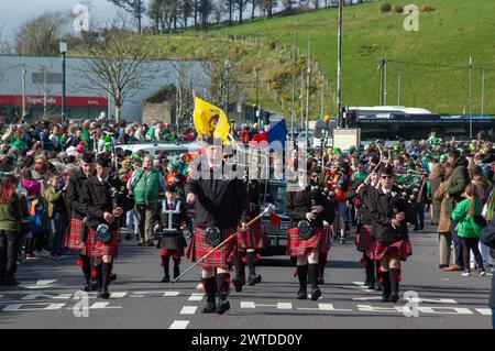 Dimanche 17 mars 2024 Bantry West Cork, Irlande ; Bantry a tenu sa réunion Défilé de la fête de Patrick aujourd’hui. Plus de 20 chars provenant d’écoles, de clubs et d’entreprises locales ont participé avec Florrie O’Driscoll en tant que Grand Marshall et dirigé par Ballingeary Pipe Band. Plus de 200 personnes se sont rendues pour regarder la parade qui a été MC'd par Gearoid O'Leary. Ballingeary Pipe Band, qui dirige le défilé depuis 3 ans. Credit ED/Alamy Live News Banque D'Images