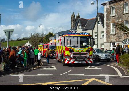 Dimanche 17 mars 2024 Bantry West Cork, Irlande ; Bantry a tenu sa réunion Défilé de la fête de Patrick aujourd’hui. Plus de 20 chars provenant d’écoles, de clubs et d’entreprises locales ont participé avec Florrie O’Driscoll en tant que Grand Marshall et dirigé par Ballingeary Pipe Band. Plus de 200 personnes se sont rendues pour regarder la parade qui a été MC'd par Gearoid O'Leary. Bantry Fire Brigade a participé au défilé Credit ED/Alamy Live News Banque D'Images