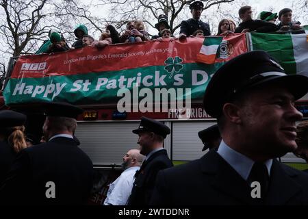 DATE D'ENREGISTREMENT NON INDIQUÉE Patricks Day : Parade à Londres dans un vif spectacle de culture et de tradition, les rues de Londres prennent vie alors que se déroule le défilé de la St Patrick 2024. Organisé par le maire de Londres, cet événement annuel attire des milliers de spectateurs, vêtus de vert, pour célébrer le saint patron de l Irlande. Le cortège présente des orchestres irlandais, des troupes de danse et un kaléidoscope d'expositions de pageanterie, mettant en valeur la riche tapisserie du patrimoine irlandais. Le défilé fait partie d'un festival plus vaste qui comprend des spectacles, des arts et des délices culinaires, soulignant les contributions de Banque D'Images