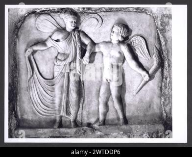 Campanie Caserta Santa Maria Capua Vetere Mitreo4. Hutzel, Max 1960-1990 Antiquités : plan, reliefs sculpturaux, architecture, fresque, fragments architecturaux Notes sur l'objet: découvert en septembre 1922, l'un des monuments les mieux conservés des habitations pour le culte du Dieu persan Mithras, datant des IIe-IIIe siècles après J.-C. le bâtiment se compose d'un couloir souterrain rectangulaire de 23 x 3 mètres, avec plafond peint. Fresques et fragments sculpturaux abondent. Aucune information fournie par Hutzel. Voir TCI, Campanie, p.184 le photographe et érudit d'origine allemande Max Hutzel (191 Banque D'Images