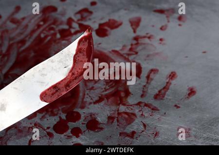 Sang sur la lame d'un couteau. Scène sanglante désordonnée. Concept de science médico-légale. Banque D'Images
