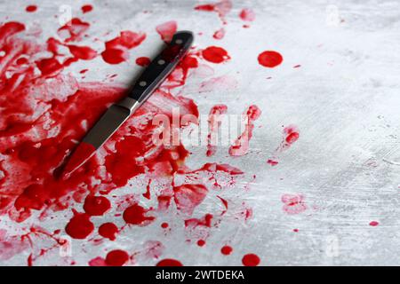 Sang sur la lame d'un couteau. Scène sanglante désordonnée. Concept de science médico-légale. Banque D'Images