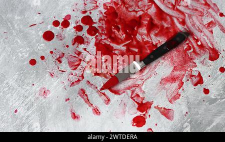 Sang sur la lame d'un couteau. Scène sanglante désordonnée. Concept de science médico-légale. Banque D'Images