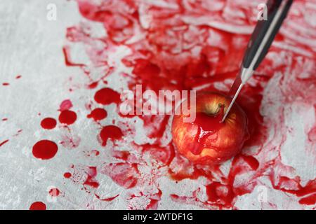 Sang sur la lame d'un couteau. Scène sanglante désordonnée. Concept de science médico-légale. Banque D'Images