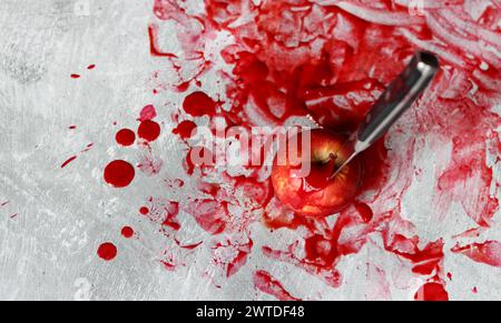 Sang sur la lame d'un couteau. Scène sanglante désordonnée. Concept de science médico-légale. Banque D'Images