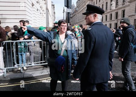 Dans une vivacité de culture et de tradition, les rues de Londres prennent vie alors que se déroule le défilé de la Saint-Patrick 2024. Organisé par le maire de Londres, cet événement annuel attire des milliers de spectateurs, vêtus de vert, pour célébrer le saint patron de l'Irlande. Le cortège présente des orchestres irlandais, des troupes de danse et un kaléidoscope d'expositions de pageanterie, mettant en valeur la riche tapisserie du patrimoine irlandais. Le défilé fait partie d'un festival plus vaste qui comprend des spectacles, des arts et des délices culinaires, soulignant les contributions de la communauté irlandaise à la capitale. (Photo de Joao Da Banque D'Images