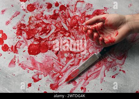 Sang sur la lame d'un couteau. Scène sanglante désordonnée. Concept de science médico-légale. Banque D'Images