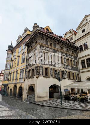 Une scène de rue urbaine avec une architecture historique, des sièges en plein air et des parasols colorés à Prague, en République tchèque Banque D'Images