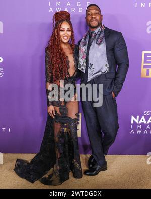 LOS ANGELES, CALIFORNIE, États-Unis - 16 MARS : Meagan Good et son petit ami Jonathan Majors arrivent à la 55e cérémonie annuelle des NAACP image Awards qui se tient au Shrine Auditorium and Expo Hall le 16 mars 2024 à Los Angeles, Californie, États-Unis. (Photo de Xavier Collin/image Press Agency) Banque D'Images