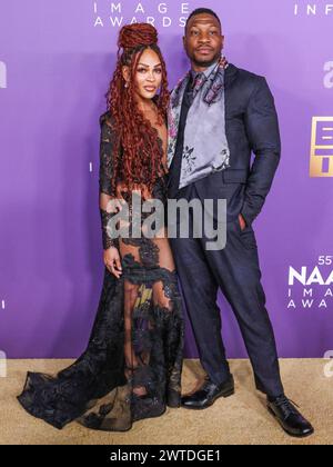 LOS ANGELES, CALIFORNIE, États-Unis - 16 MARS : Meagan Good et son petit ami Jonathan Majors arrivent à la 55e cérémonie annuelle des NAACP image Awards qui se tient au Shrine Auditorium and Expo Hall le 16 mars 2024 à Los Angeles, Californie, États-Unis. (Photo de Xavier Collin/image Press Agency) Banque D'Images