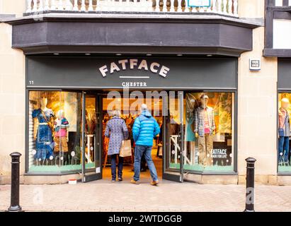 Les acheteurs entrent dans le magasin de mode Fatface dans la ville de Cheshire Banque D'Images