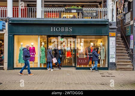 Les acheteurs entrent dans le magasin de mode Hobbs dans la ville de Chester dans le Cheshire Banque D'Images