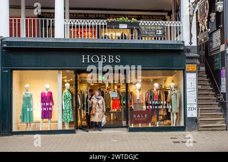 Les acheteurs entrent dans le magasin de mode Hobbs dans la ville de Chester dans le Cheshire Banque D'Images