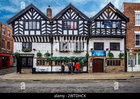 Les gens à l'extérieur du Kings Head and Haunted Hotel dans Lower Bridge Street Chester Cheshire une vieille auberge noire et blanche à colombages Banque D'Images