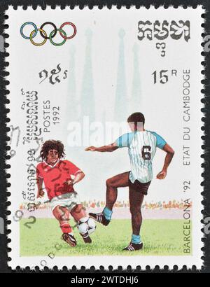 Timbre-poste oblitéré imprimé par le Cambodge, qui montre le football, promouvant les Jeux Olympiques d'été 1992 - Barcelone, vers 1992. Banque D'Images