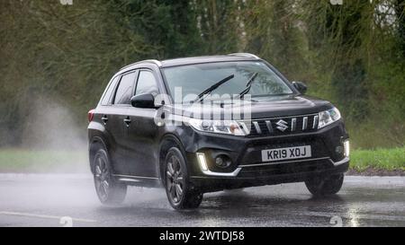 Milton Keynes, UK-Mar 17th 2024 : 2019 voiture noire Suzuki Vitara conduisant sous la pluie Banque D'Images