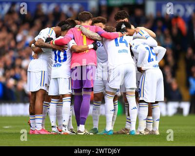 Leeds, Royaume-Uni. 17 mars 2024. Les joueurs de Leeds forment un caucus avant le coup d'envoi du Leeds United FC v Millwall FC SKY Bet EFL Championship match à Elland Road, Leeds, Angleterre, Royaume-Uni le 17 mars 2024 Credit : Every second Media/Alamy Live News Banque D'Images