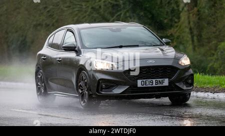 Milton Keynes, UK-Mar 17th 2024 : 2019 voiture Ford Focus grise conduisant sous la pluie Banque D'Images