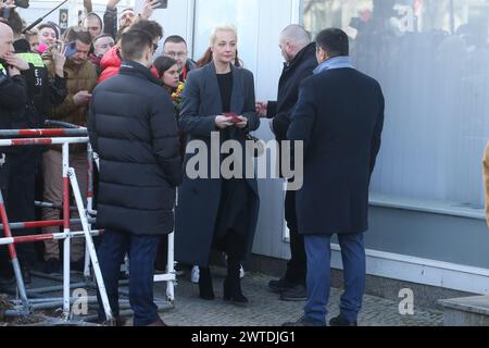 Berlin, Berlin, Allemagne. 17 mars 2024. 17 mars 2024 : Ioulia Navalnaya, la veuve du leader de l'opposition russe Alexei Navalny entre à l'ambassade de Russie pour voter à l'élection présidentielle russe à Berlin, en Allemagne. (Crédit image : © Dan Herrick/ZUMA Press Wire) USAGE ÉDITORIAL SEULEMENT! Non destiné à UN USAGE commercial ! Banque D'Images