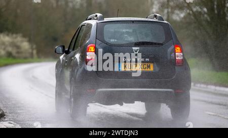 Milton Keynes, UK-Mar 17th 2024 : 2017 voiture grise Dacia Duster conduisant sous la pluie Banque D'Images