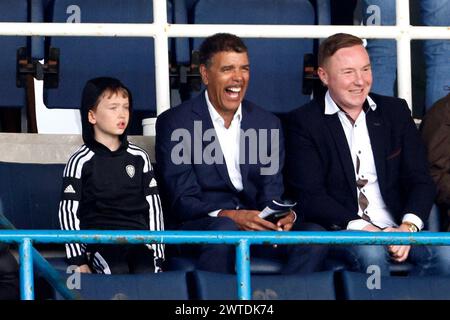 L'ancien joueur et entraîneur Chris Kamara (au centre) regarde depuis les tribunes pendant le match du Sky Bet Championship à Elland Road, Leeds. Date de la photo : dimanche 17 mars 2024. Banque D'Images