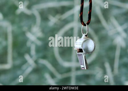 sifflet d'arbitre ou d'entraîneur de football. et le tableau noir brouillé avec des tactiques de football gribouillage. Grand événement de football cette année en europe, championnat de football Banque D'Images