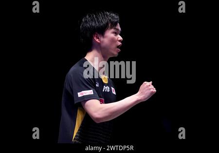 Le Japonais Yuta Wantanbe réagit contre les Chinois Zheng si Wei et Huang ya Qiong lors de leur finale en double mixte le sixième jour du YONEX All England Open Badminton Championships à l'Utilita Arena Birmingham. Date de la photo : dimanche 17 mars 2024. Banque D'Images
