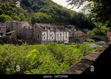 Le Pont-de-Montvert, Languedoc-Roussillon, par une belle journée d'été -le Pont-de-Montvert, Languedoc-Roussillon, France par une belle journée d'été Banque D'Images