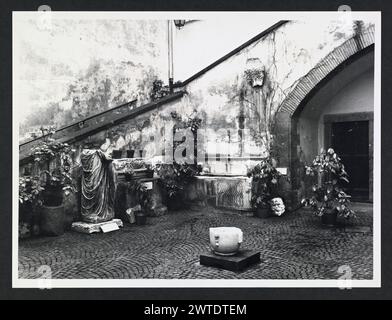 Lazio Roma Frascati Palais épiscopal. Hutzel, Max 1960-1990 vues extérieures du château, anciennement appelé Rocca, qui est maintenant le Palais épiscopal. Vue intérieure sur la salle à manger et le salon, peintures et fresques. Antiquités : assortiment d'antiquités romaines et étrusques dans la cour, y compris deux sarcophages, statues, stèle, urne, bustes. Remarques générales : il y avait deux séries de tirages réalisées à partir du même jeu de négatifs. Un ensemble est étiqueté Episcopio et l'autre Vescovado ; ils ont maintenant été intégrés dans une seule séquence numérique. Photographe et chercheur allemand Max H. Banque D'Images