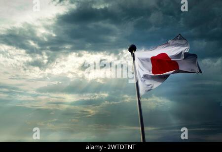 Une photographie d'un drapeau japonais de soleil levant contre un ciel spectaculaire Banque D'Images