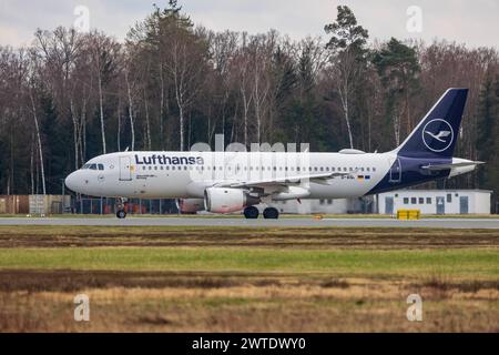 Albrecht Dürer Airport Nürnberg Ein Lufthansa Airbus A320 mit dem Taufnamen Backnang hebt am Nürnberger Flughafen in Richtung des Drehkreuzes Frankfurt am main ab. Die Fluggesellschaft kämpft darum, das Vertrauen ihrer passagiere zurückzugewinnen, nachdem diese in den letzten Wochen unter zahlreichen Streiks des Boden- und LuftfahrtÂsicherheitsÂpersonals, organisiert von Verdi, sowie der Kabinenbesatzung, durch die Fluggesellschaft Ufo, gelitten haben. Nürnberg Bayern Deutschland *** Aéroport Albrecht Dürer Nuremberg Un Airbus A320 Lufthansa, baptisé Backnang, décolle de l'aéroport de Nuremberg Banque D'Images