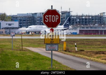 Albrecht Dürer Airport Nürnberg Ein STOP Schild vor einem Lufthansa Airbus A320 mit dem Taufnamen Backnang am Nürnberger Flughafen auf dem Weg zur Startbahn in Richtung des Drehkreuzes Frankfurt am main ab. Die Fluggesellschaft kämpft darum, das Vertrauen ihrer passagiere zurückzugewinnen, nachdem diese in den letzten Wochen unter zahlreichen Streiks des Boden- und LuftfahrtÂsicherheitsÂpersonals, organisiert von Verdi, sowie der Kabinenbesatzung, durch die Fluggesellschaft Ufo, gelitten haben. Nürnberg Bayern Deutschland *** Aéroport Albrecht Dürer Nuremberg Un panneau STOP devant une Lufthansa Banque D'Images