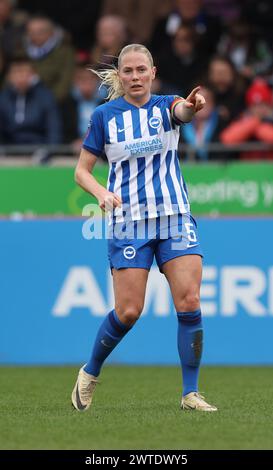 Crawley, Royaume-Uni. 17 mars 2024. Brighton's Guro Bergsvand lors du match de Super League féminine de Barclays entre Brighton & Hove Albion et Manchester City au Broadfield Stadium de Crawley. Crédit : James Boardman/Alamy Live News Banque D'Images