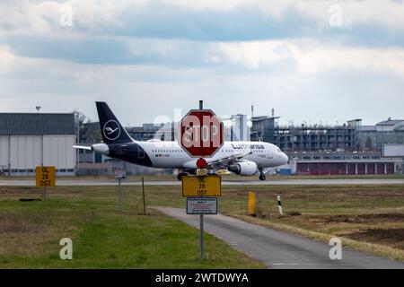 Albrecht Dürer Airport Nürnberg Ein stops-Schild steht vor dem Lufthansa Airbus A320 mit dem Taufnamen Backnang , der auf der Startbahn des Nürnberger Flughafens beschleunigt, bevor er in Richtung des Drehkreuzes Frankfurt am main abhebt. Die Fluggesellschaft bemüht sich um das Vertrauen ihrer passagiere zurückzugewinnen, nachdem sie in den letzten Wochen unter zahlreichen Streiks des Boden- und LuftfahrtÂsicherheitsÂpersonals, organisiert von Verdi, sowie der Kabinenbesatzung, die von der Fluggesellschaft UFO durchgeführt wurden, gelitten haben. Nürnberg Bayern Deutschland *** Albrecht Dürer Banque D'Images