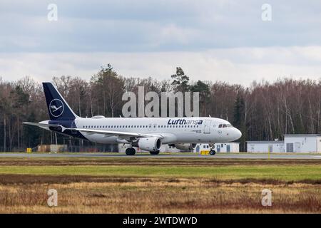 Albrecht Dürer Airport Nürnberg Ein Lufthansa Airbus A320 mit dem Taufnamen Backnang hebt am Nürnberger Flughafen in Richtung des Drehkreuzes Frankfurt am main ab. Die Fluggesellschaft kämpft darum, das Vertrauen ihrer passagiere zurückzugewinnen, nachdem diese in den letzten Wochen unter zahlreichen Streiks des Boden- und LuftfahrtÂsicherheitsÂpersonals, organisiert von Verdi, sowie der Kabinenbesatzung, durch die Fluggesellschaft Ufo, gelitten haben. Nürnberg Bayern Deutschland *** Aéroport Albrecht Dürer Nuremberg Un Airbus A320 Lufthansa, baptisé Backnang, décolle de l'aéroport de Nuremberg Banque D'Images