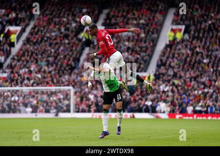Marcus Rashford de Manchester United (premier) et Mohamed Salah de Liverpool se battent pour le ballon lors du match quart de finale de l'Emirates FA Cup à Old Trafford, Manchester. Date de la photo : dimanche 17 mars 2024. Banque D'Images