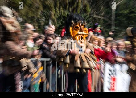 17 mars 2024 Yambol Bulgarie : Festival Parade la tradition élaborée et costumée attire des équipes de tous les pays des Balkans pour concourir hommes, femmes et enfants exécuter des rituels traditionnels destinés à effrayer les mauvais esprits. Le chef du Saint Synode orthodoxe bulgare Neofit Patriarche est mort à l'âge de 78 ans, l'annulation des jeux de cette année jeux anniversaire. Les touristes et les habitants apprécient de se poser des questions parmi les masques Giant Kukrie, la nourriture traditionnelle et la musique. La tradition bulgare est pratiquée depuis Thrace Times Clifford Norton Alamy Live News Banque D'Images