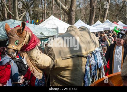 17 mars 2024 Yambol Bulgarie : Festival Parade la tradition élaborée et costumée attire des équipes de tous les pays des Balkans pour concourir hommes, femmes et enfants exécuter des rituels traditionnels destinés à effrayer les mauvais esprits. Le chef du Saint Synode orthodoxe bulgare Neofit Patriarche est mort à l'âge de 78 ans, l'annulation des jeux de cette année jeux anniversaire. Les touristes et les habitants apprécient de se poser des questions parmi les masques Giant Kukrie, la nourriture traditionnelle et la musique. La tradition bulgare est pratiquée depuis Thrace Times Clifford Norton Alamy Live News Banque D'Images