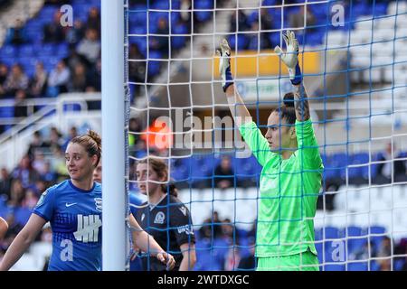 Birmingham, Royaume-Uni. 17 mars 2024. Le gardien de but des Blackburn Rovers, Alex Brooks, se tient debout alors qu'elle attend le cross pour être prise lors du match de championnat des femmes entre Birmingham City Women et Blackburn Rovers Women à St Andrews, Birmingham, Angleterre le 17 mars 2024. Photo de Stuart Leggett. Utilisation éditoriale uniquement, licence requise pour une utilisation commerciale. Aucune utilisation dans les Paris, les jeux ou les publications d'un club/ligue/joueur. Crédit : UK Sports pics Ltd/Alamy Live News Banque D'Images