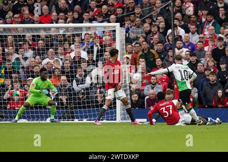 Alexis Mac Allister de Liverpool (à droite) marque le premier but de son équipe lors du match quart de finale de la Coupe de FA Emirates à Old Trafford, Manchester. Date de la photo : dimanche 17 mars 2024. Banque D'Images