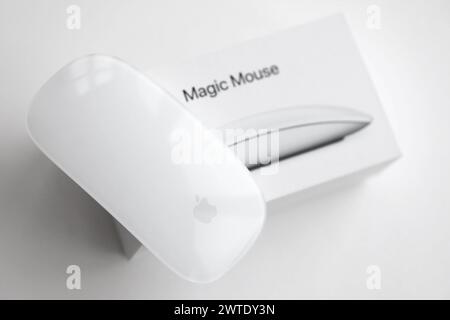 KIEV, UKRAINE - 27 NOVEMBRE 2023 Apple Magic Mouse 3e génération se trouve sur fond blanc en gros plan Banque D'Images