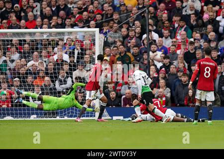 Alexis Mac Allister de Liverpool (à droite) marque le premier but de son équipe lors du match quart de finale de la Coupe de FA Emirates à Old Trafford, Manchester. Date de la photo : dimanche 17 mars 2024. Banque D'Images