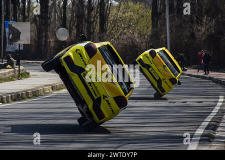 Srinagar, Inde. 17 mars 2024. Les chauffeurs professionnels effectuent des cascades de voiture lors d’un événement de sport automobile organisé pour dynamiser le tourisme dans la vallée, à Srinagar. Pour promouvoir le tourisme dans la vallée du Cachemire, la course automobile de formule 4 de 1,7 km de long a eu lieu sur les rives du célèbre lac Dal. La course comportait des cascades de pilotes professionnels de formule 4. Crédit : SOPA images Limited/Alamy Live News Banque D'Images