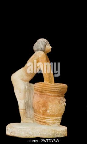 Musée égyptien du Caire, modèle de statuette d'une brasseuse. Banque D'Images